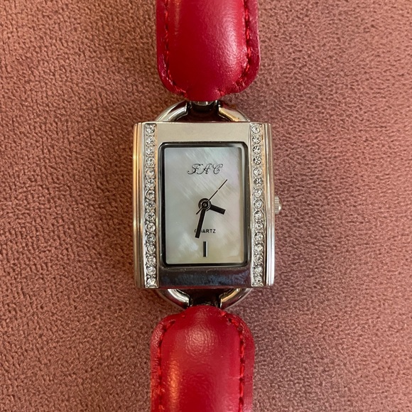 Red watch - Picture 4 of 6